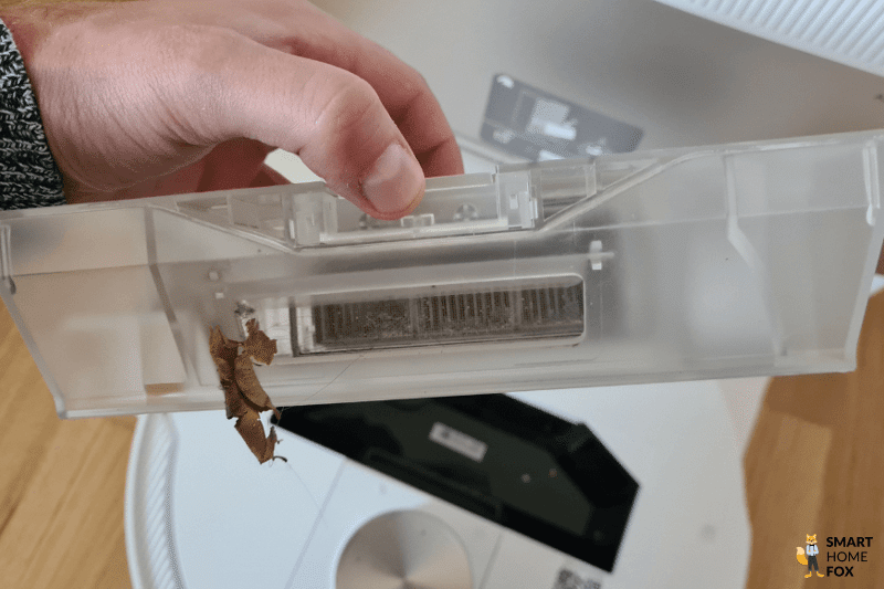 Мобильный пылесборник Dreame L20 Ultra виден после опорожнения.